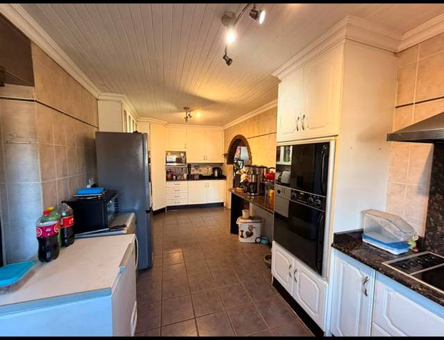 5 BEDROOM HOUSE FOR SALE IN GOLF PARK